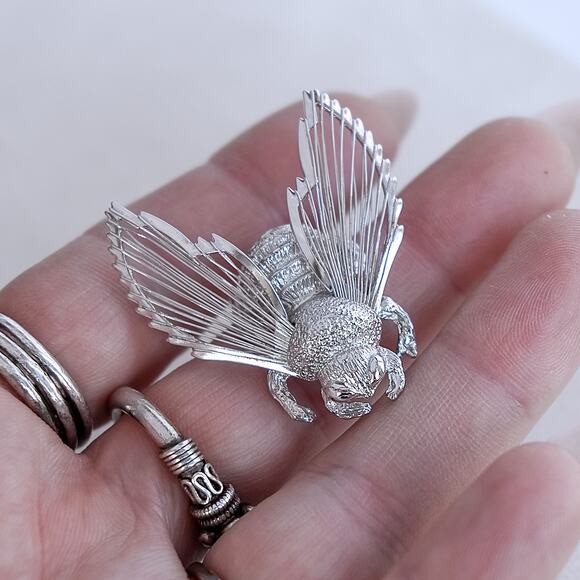 Silver-Tone Bee Brooch Vintage Detailed Textured Wings Statement Gift - Picture 1 of 5